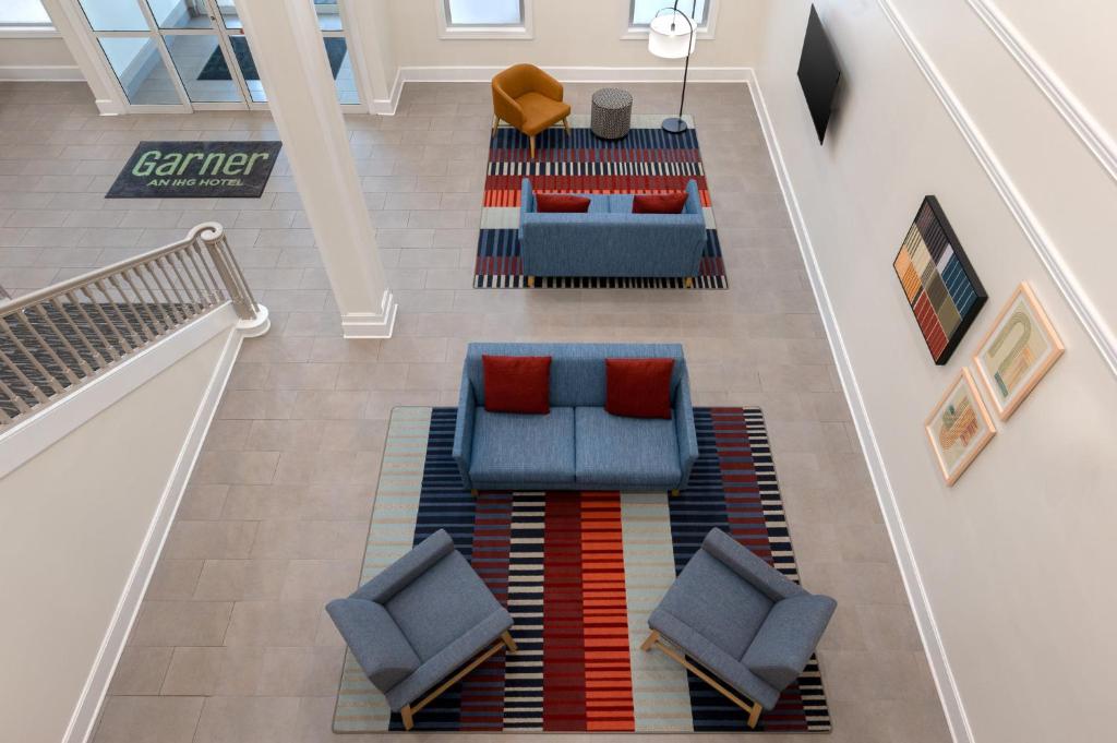 Garner Evansville Lobby Overview